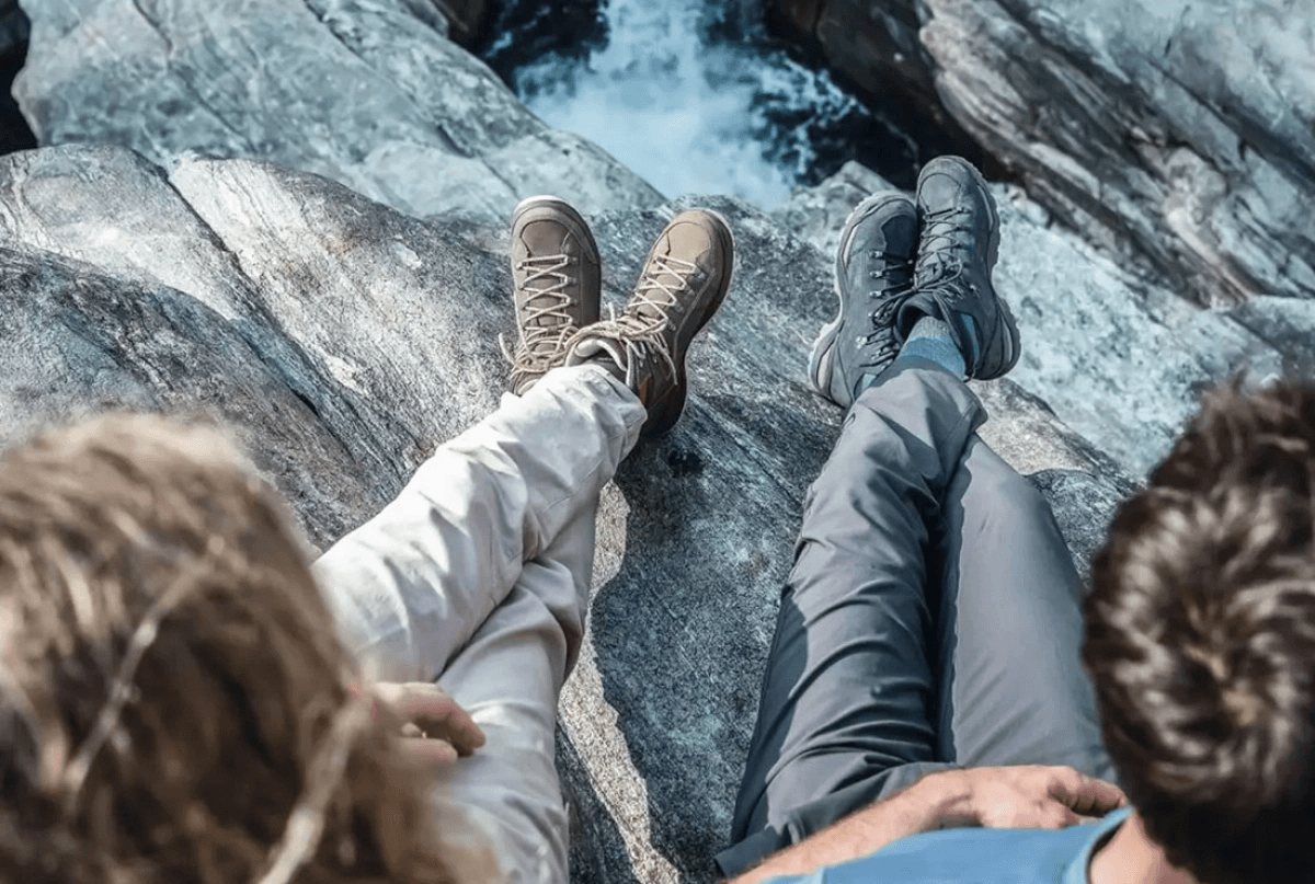 randonneurs assis sur un rocher avec des chaussures LOWA Renegade