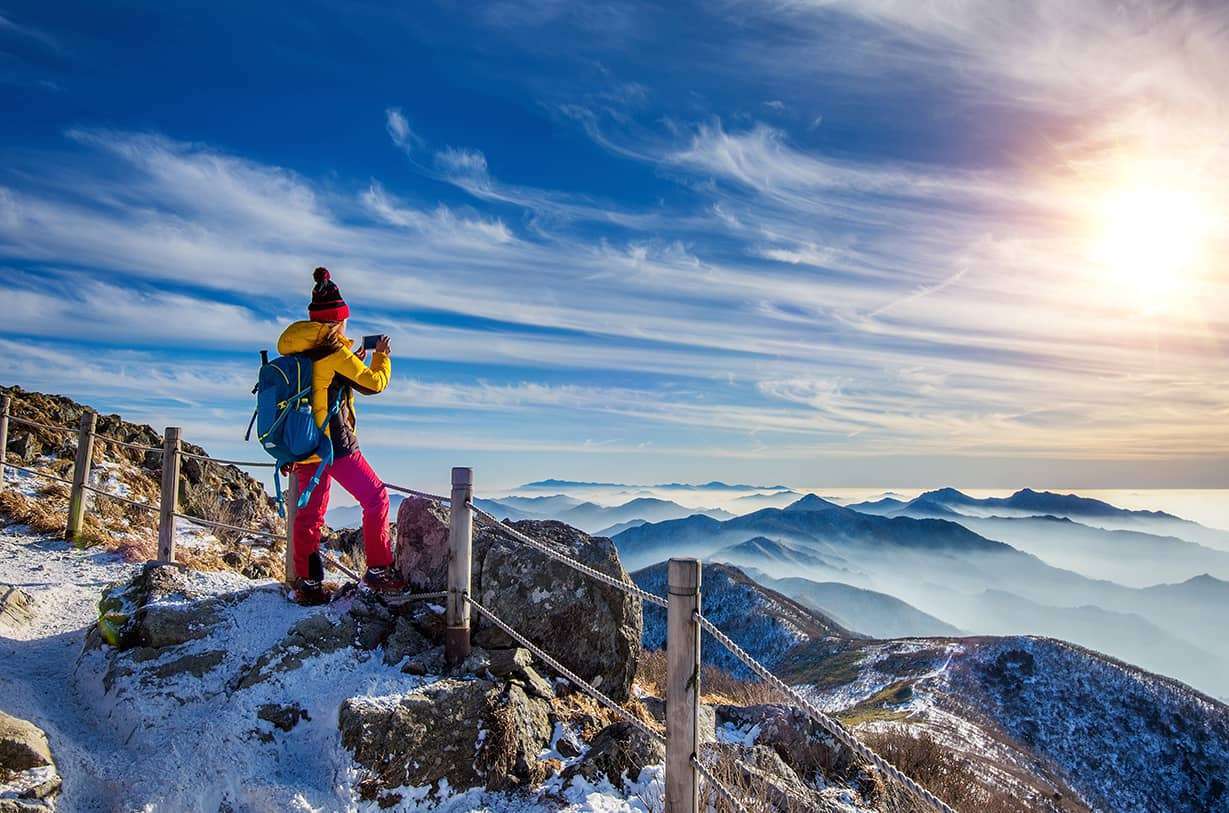 un randonneur dans un paysage hivernal