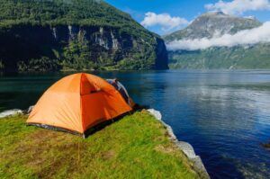 tente plantée au bord d'un lac de montagne