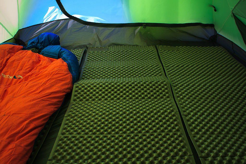 matelas en mousse dans une tente