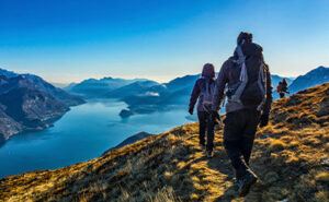 randonneurs sur un sentier de montagne