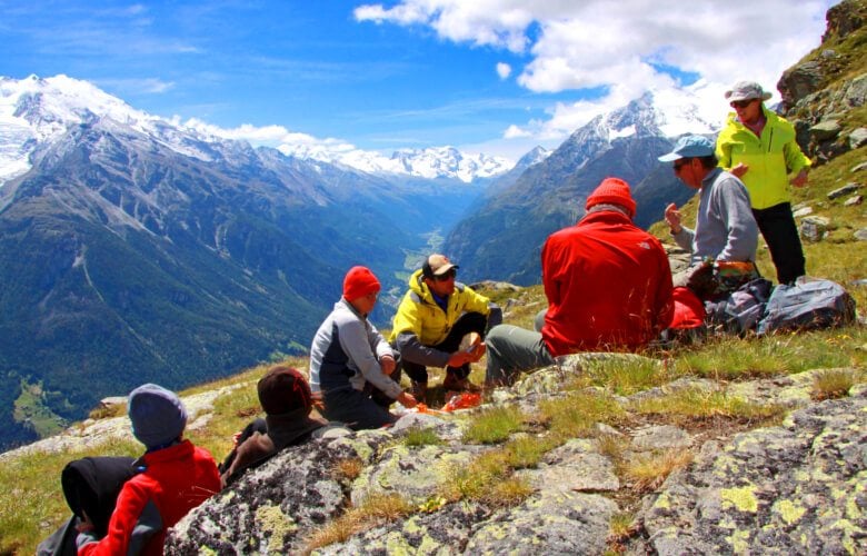 randonneurs qui pique niquent en montagne