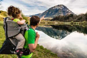 randonneur avec son enfant dans un sac de randonnée