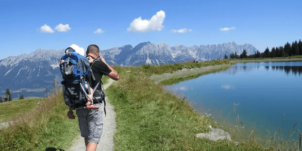 randonneur qui marche avec un porte bébé